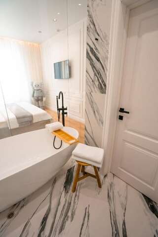 Гостиница Suite Hotel Кемерово Люкс с кроватью размера «king-size»-21